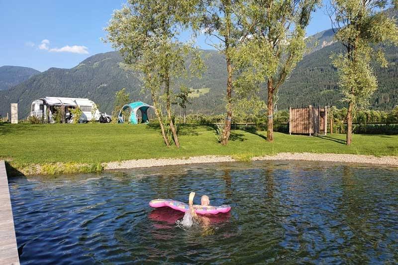 Badespaß mit Schwimmreifen im Badesee