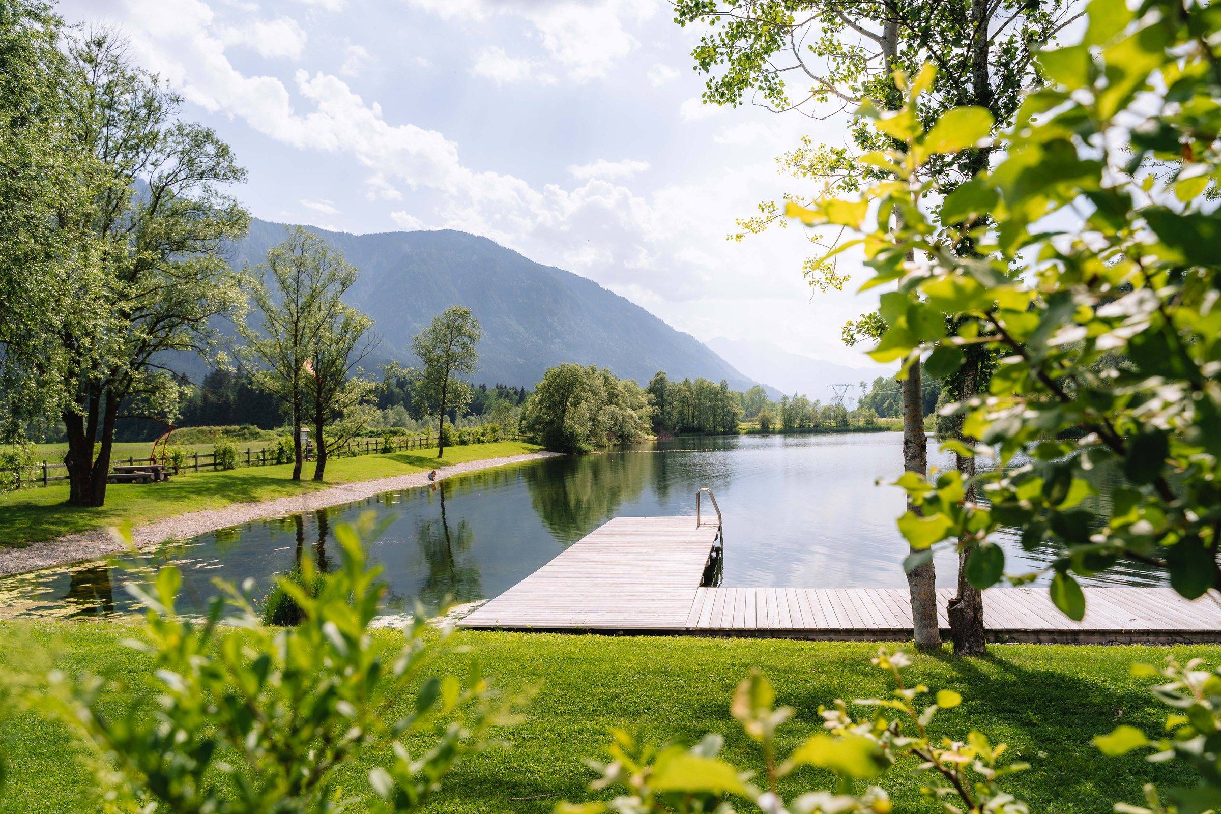 Badesteg am Badesee des Seecamping Kleblach-Lind in Kärnten