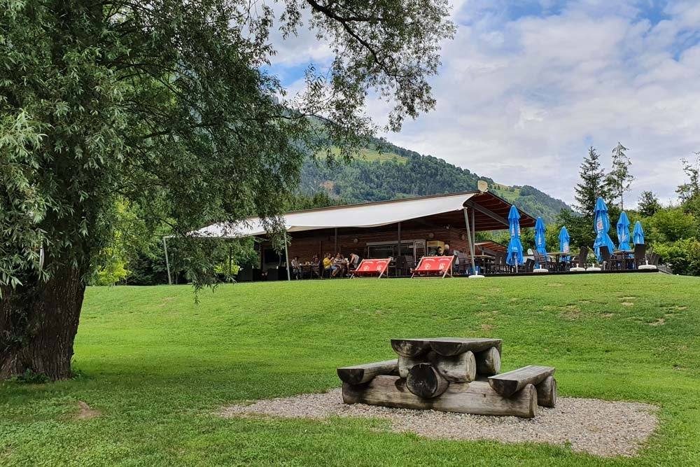 Seecamping Bistro mit Terrasse am See