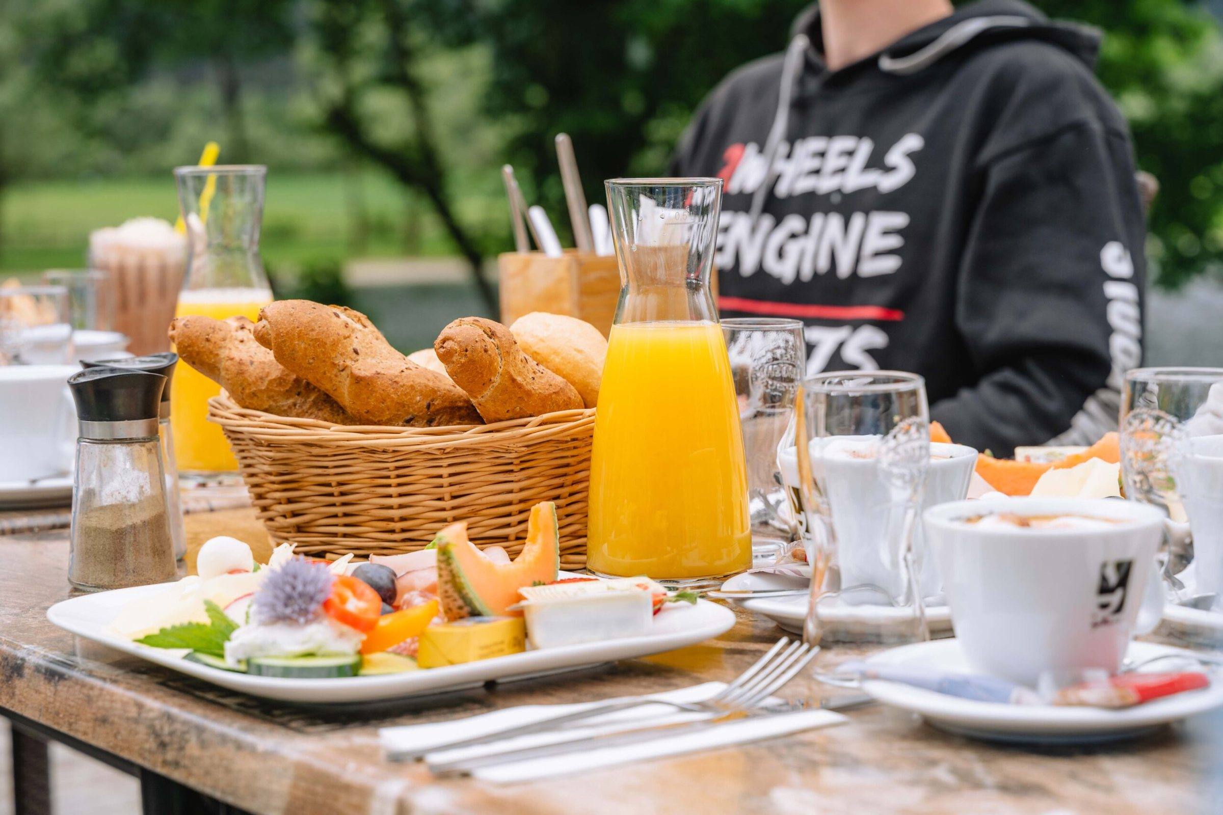 Croissants, Orangensaft und Kaffee beim Frühstück am See
