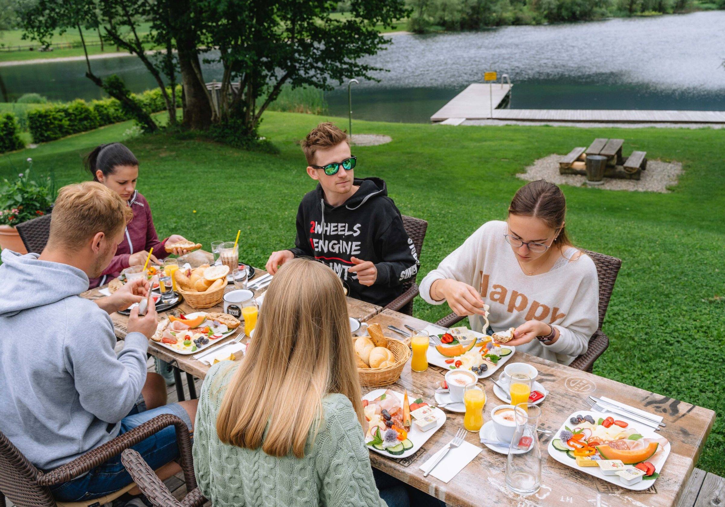 Freunde beim Frühstück am See