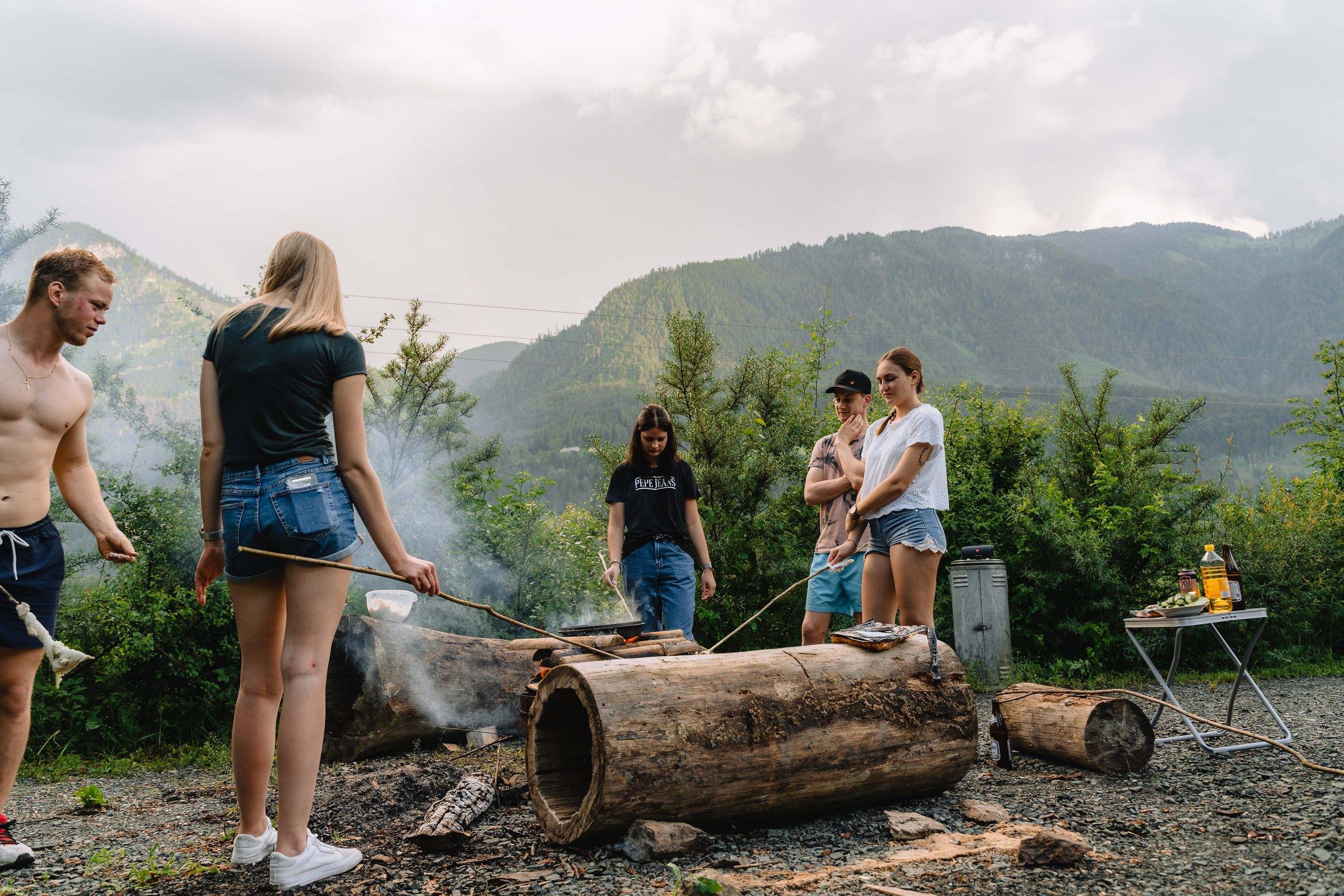 Freunde am Lagerfeuer auf dem Campingplatz
