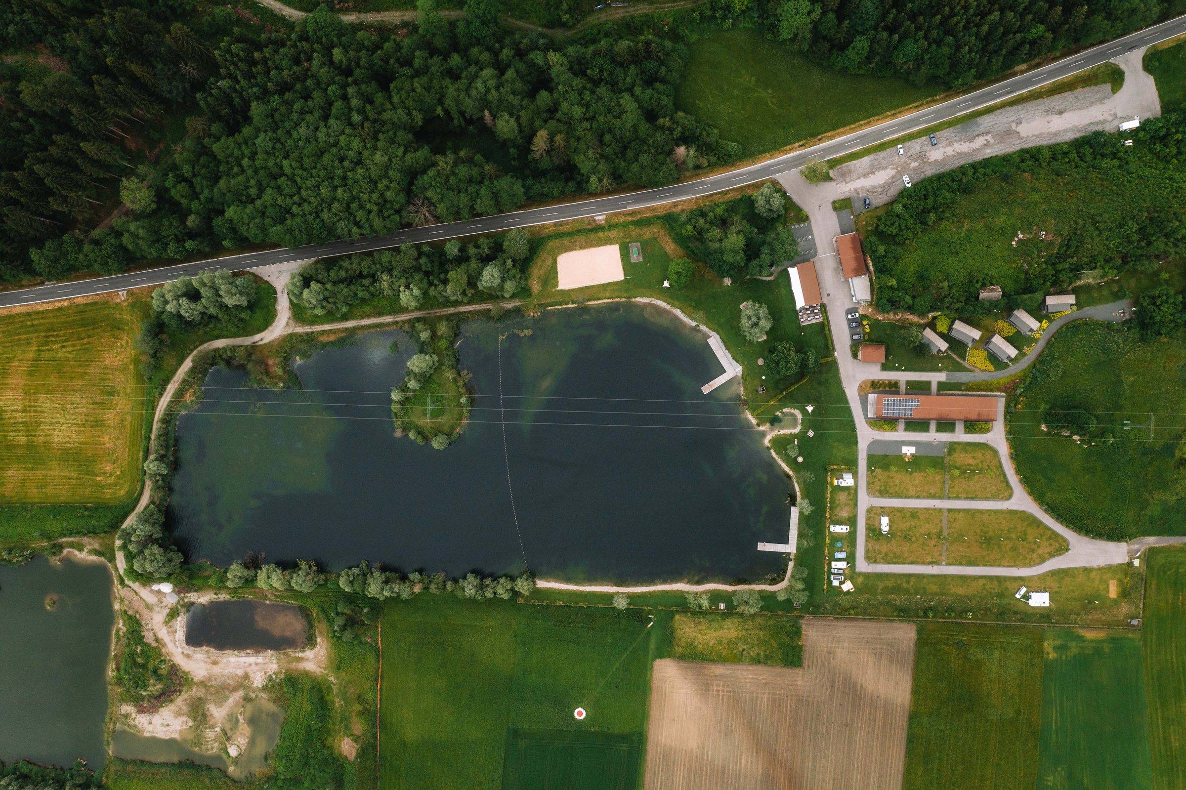 Luftbild des Campingplatzes direkt am Badesee