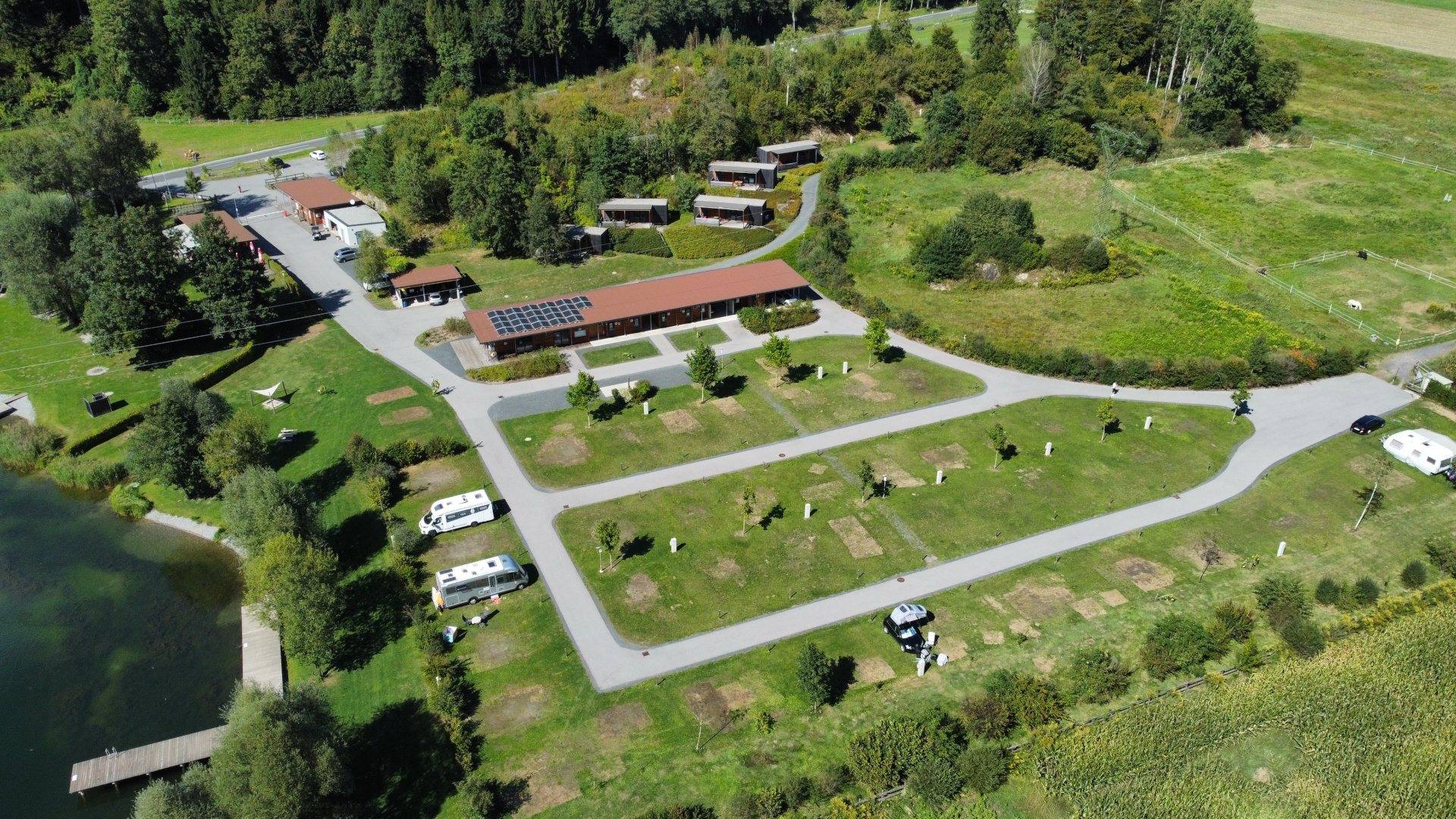 Luftaufnahme Seecamping Kleblach-Lind mit Wald und Bergen