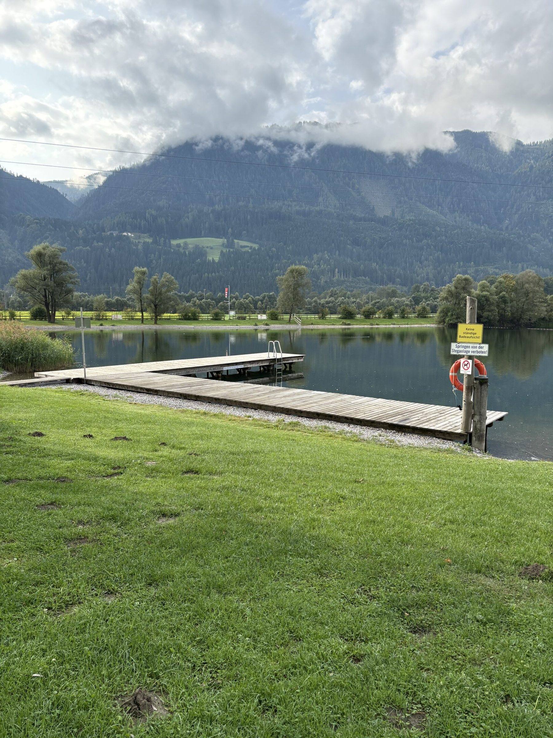 Liegewiese und Steg am Badesee