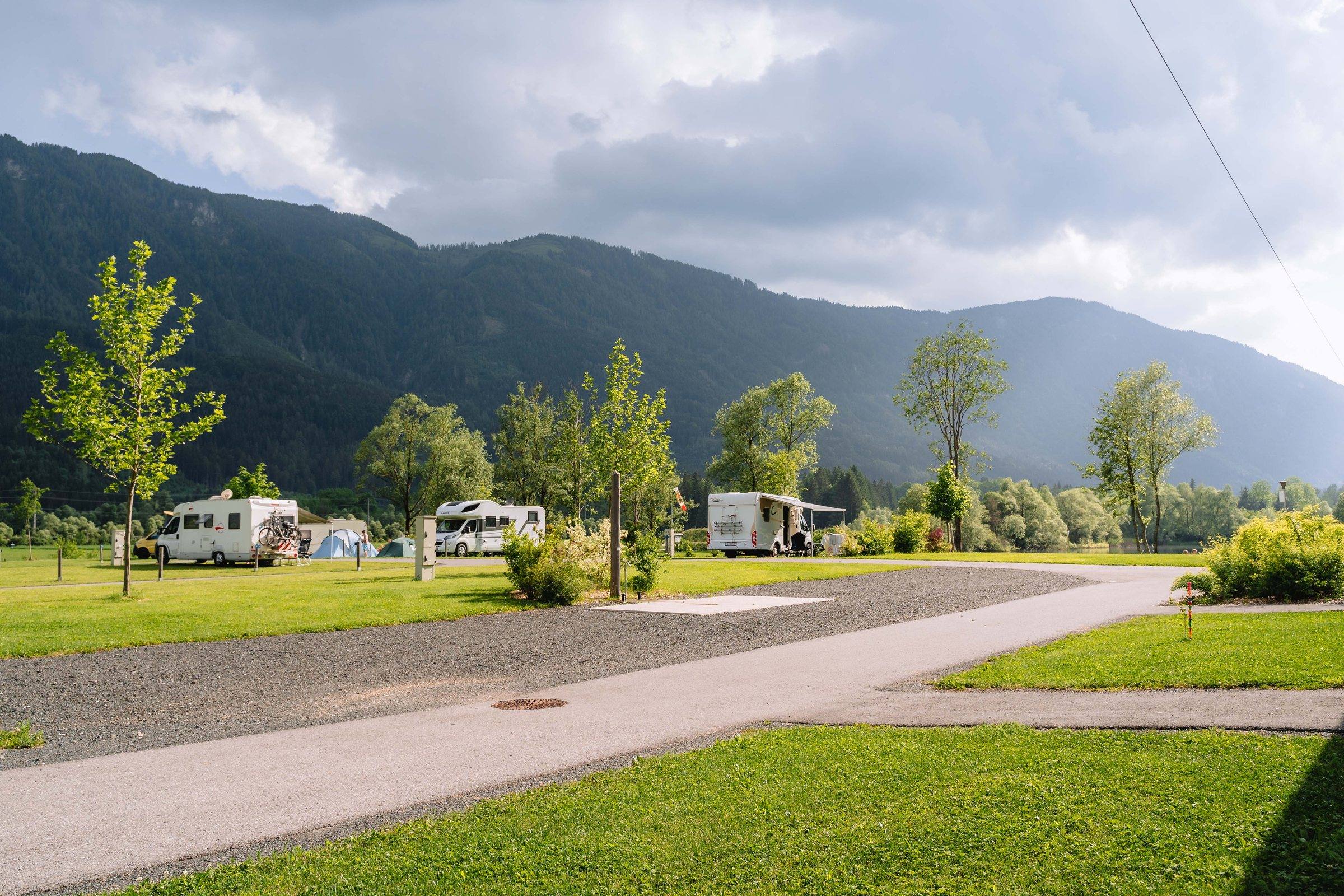 Großzügige Rasenstellplätze mit Bergpanorama