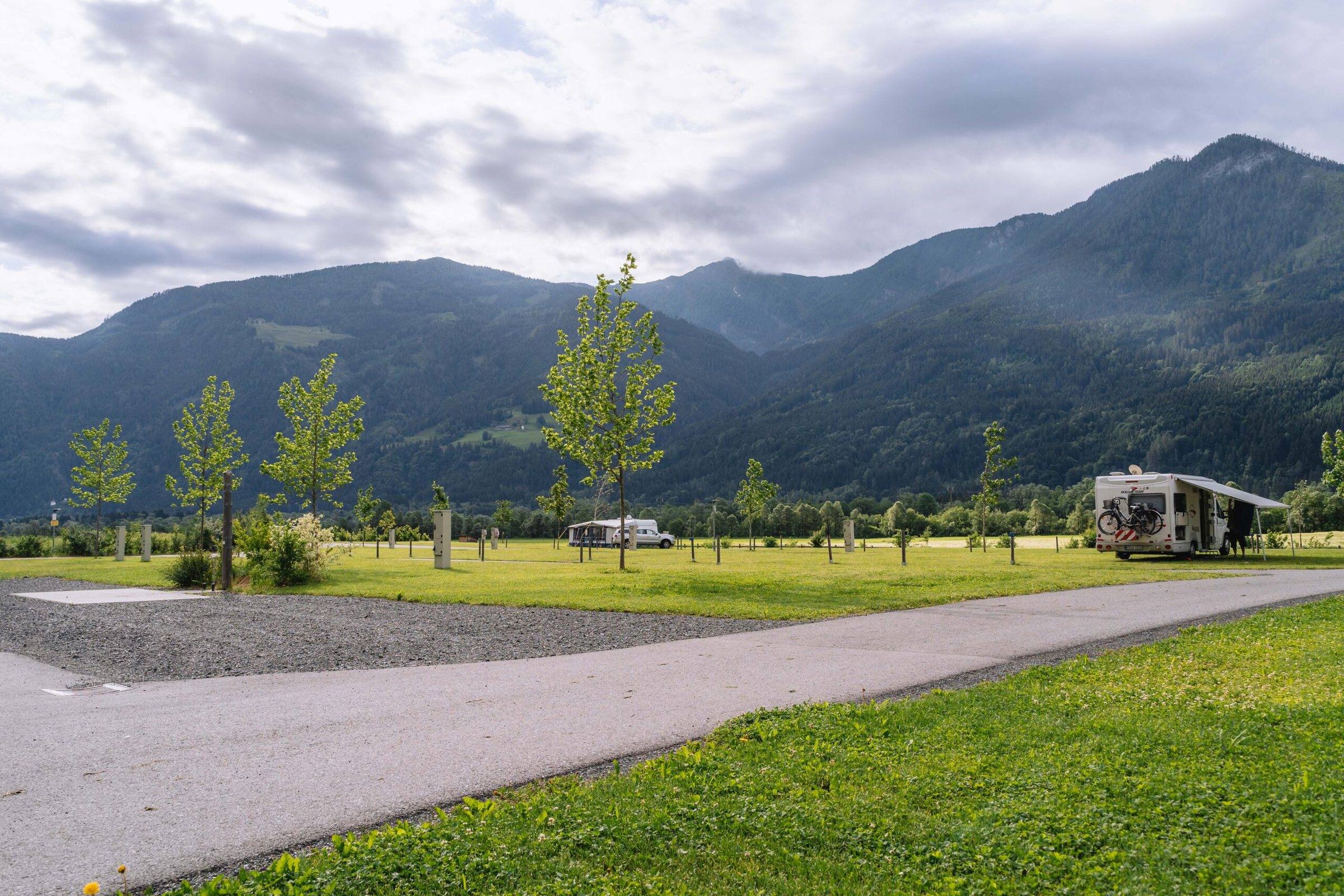 Weg zwischen den Stellplätzen mit Blick auf die Berge