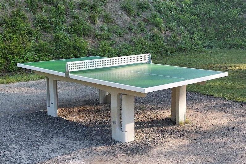 Tischtennisplatte am Campingplatz