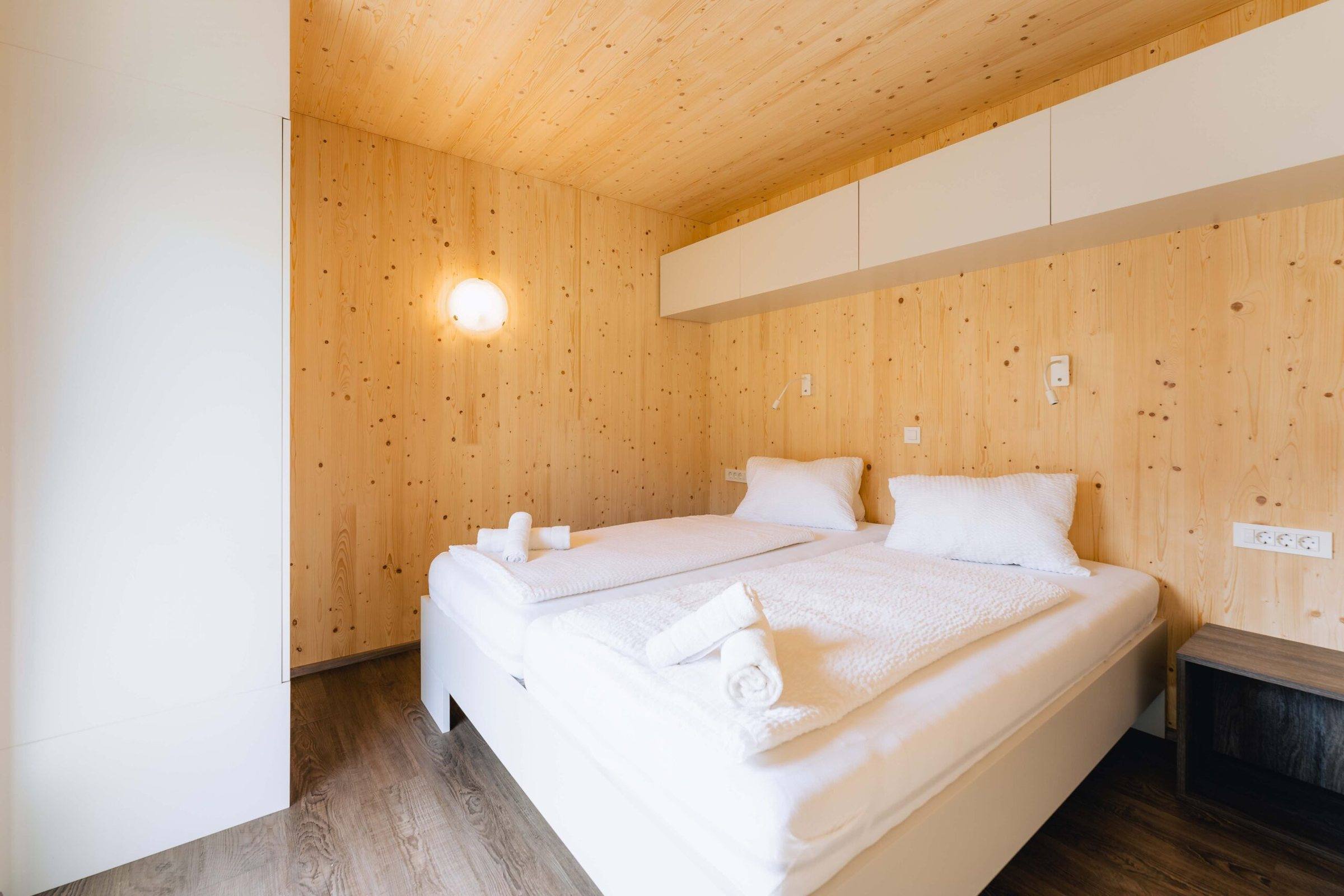 Schlafzimmer mit Doppelbett im Wood Cube