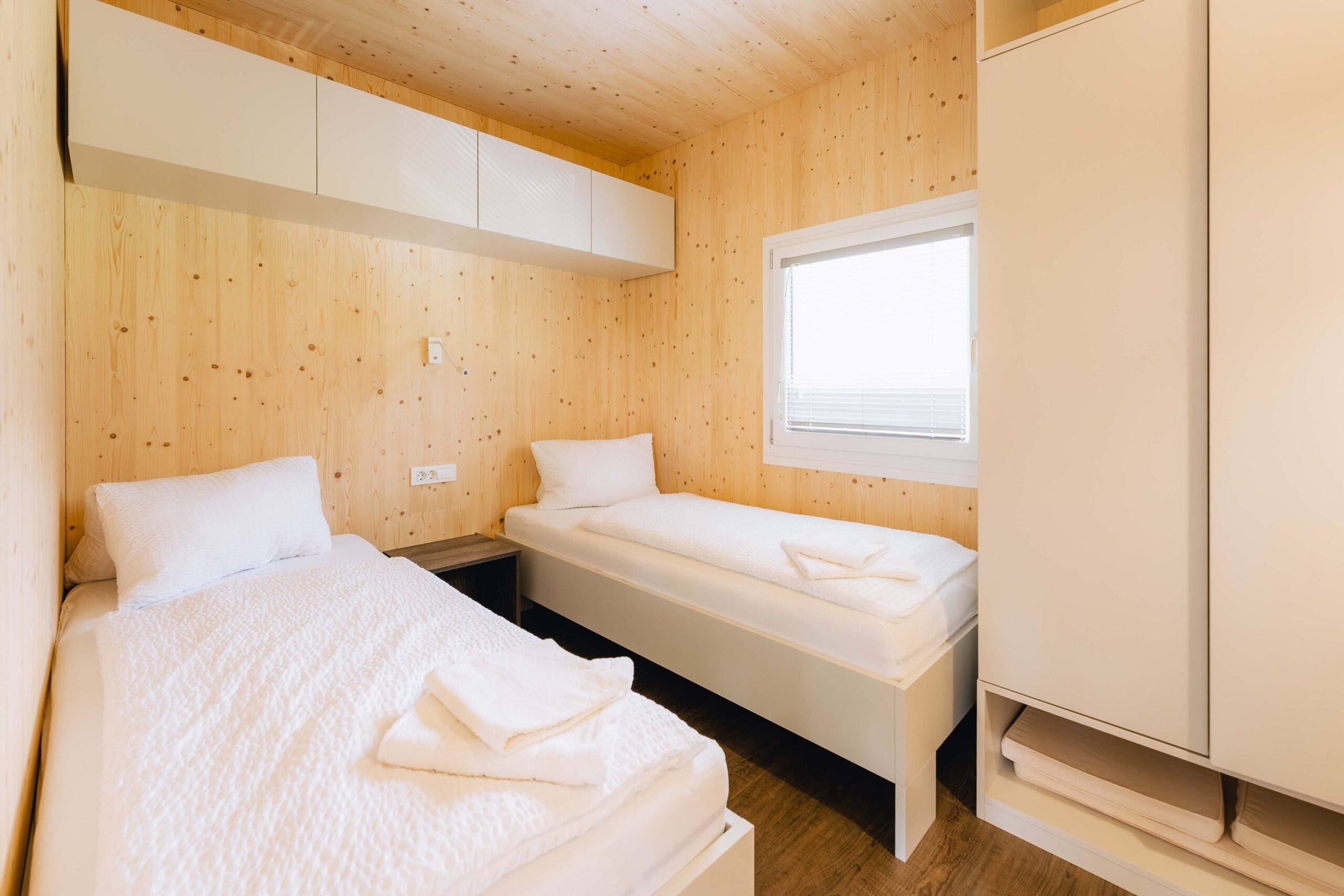 Schlafzimmer mit zwei Einzelbetten im Wood Cube